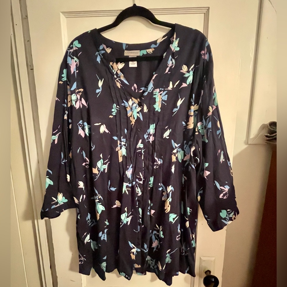 SALE 2/25, 3/30, 4/35! Catherines navy floral, longsleeve top sz 4X (34/36W).